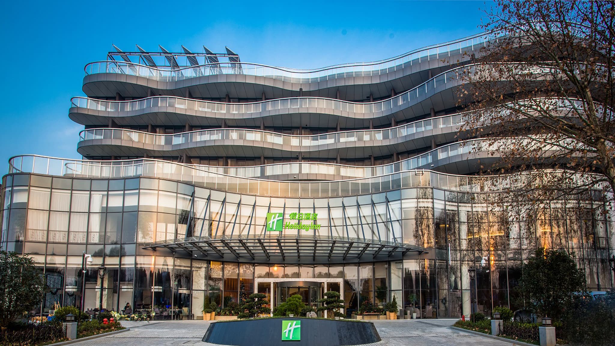 Holiday Inn Xuanwu Lake in Nanjing with modern exterior and spacious guest rooms near the Expo area