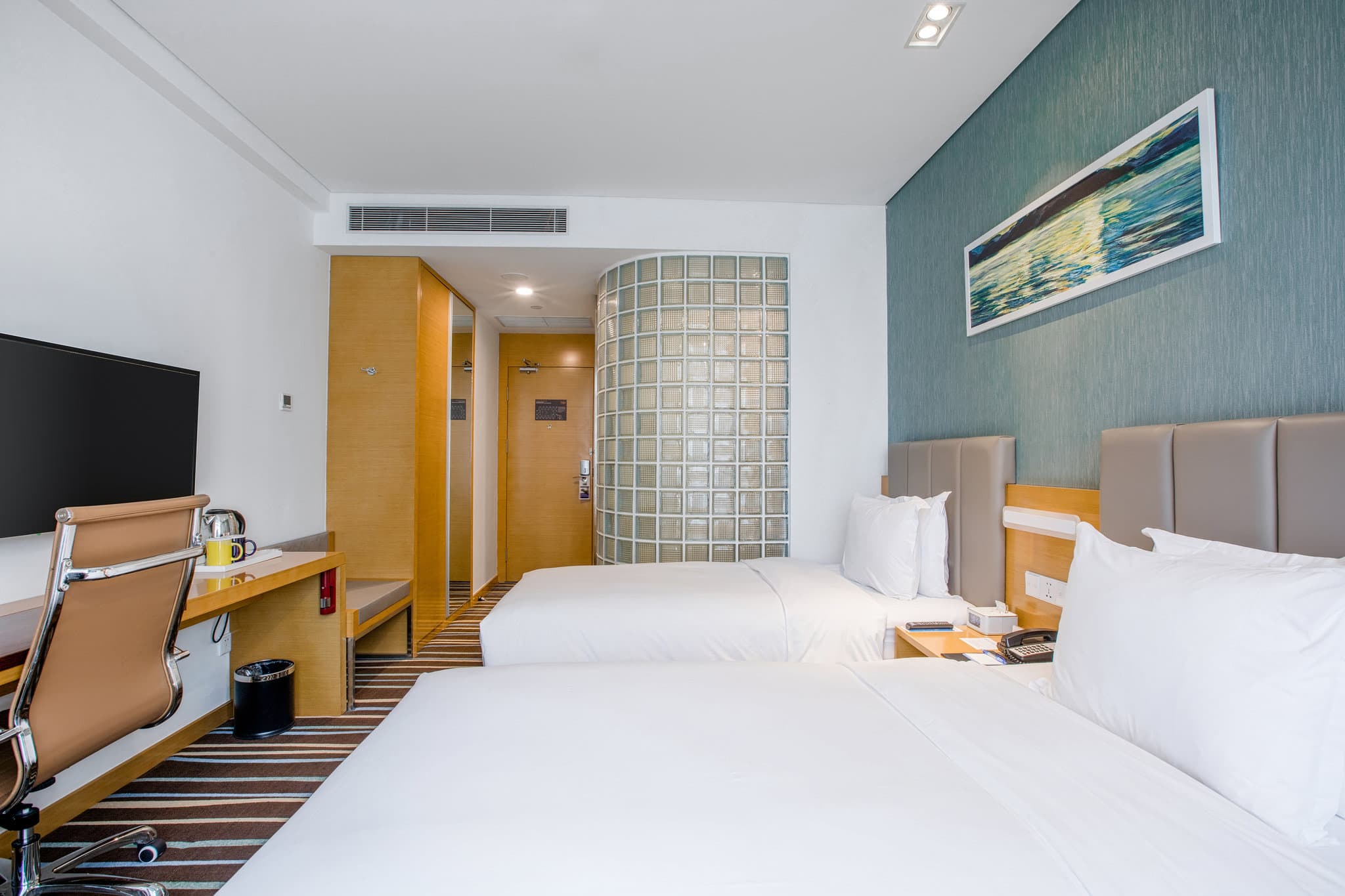 Exterior and modern guest room of Holiday Inn Express Xian North.