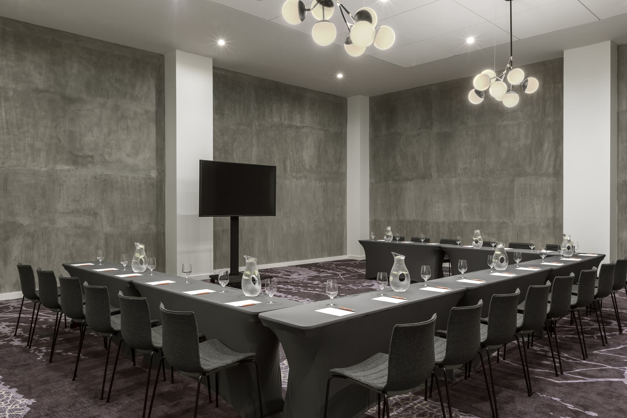 Kimpton Everly 酒店明亮现代的客房,设有带软垫的窗边角落,可俯瞰好莱坞标志和国会唱片大楼。