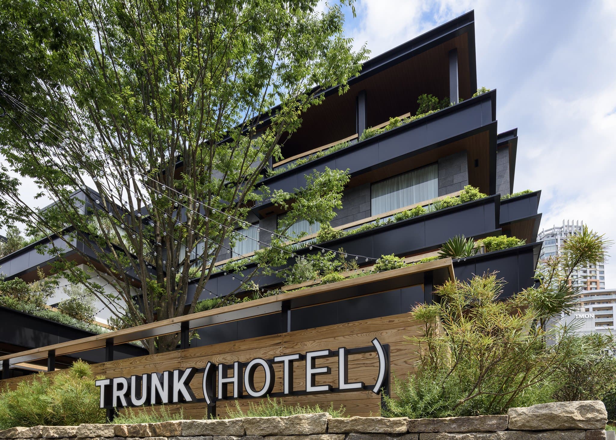 TRUNK(HOTEL) Cat Street 的幾何外觀,層疊的陽台充滿綠意,露天酒廊熱鬧非凡。