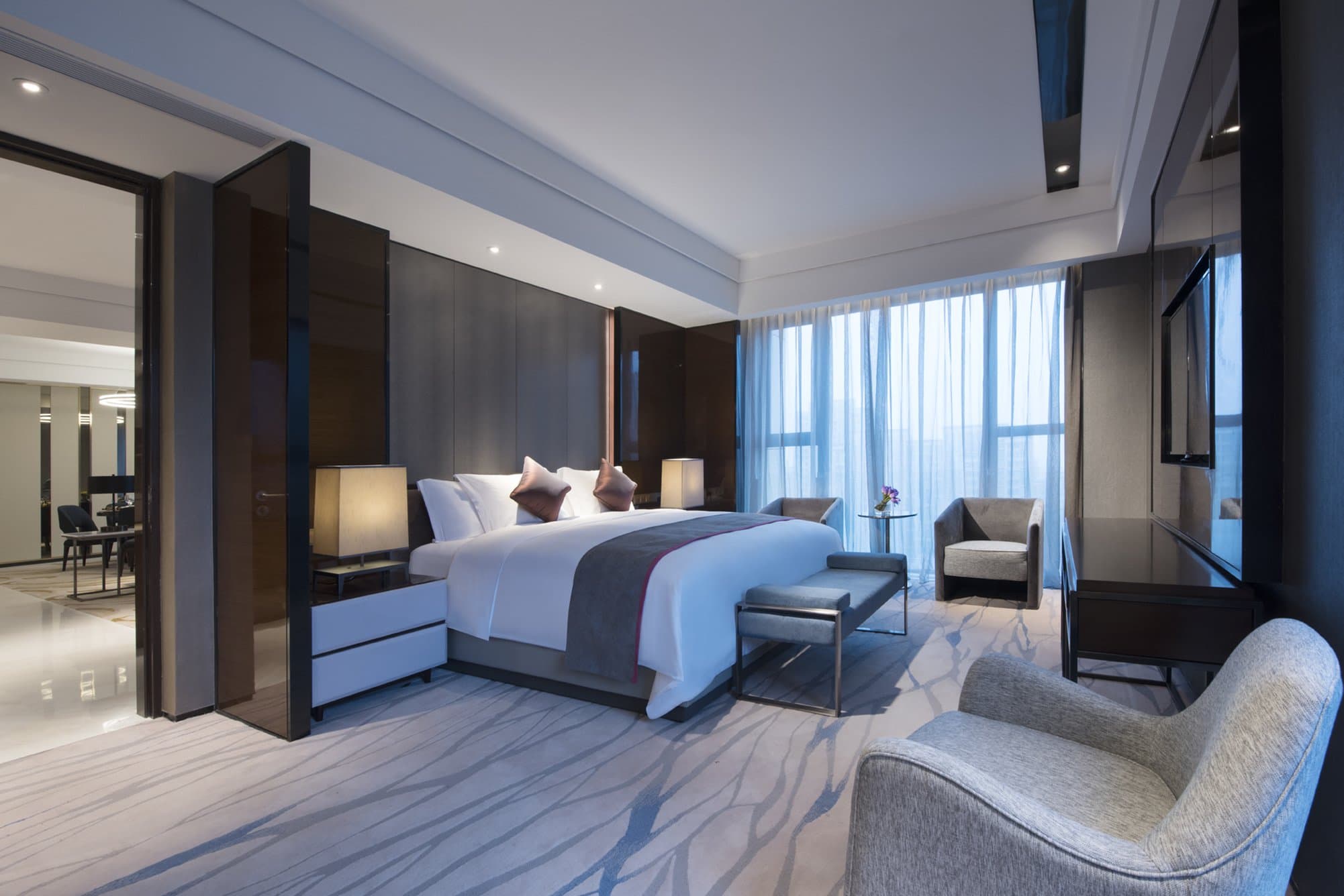 杭州のCrowne Plaza Hedaの外観と広々としたモダン客室、乗継ぎ宿泊に便利なホテル