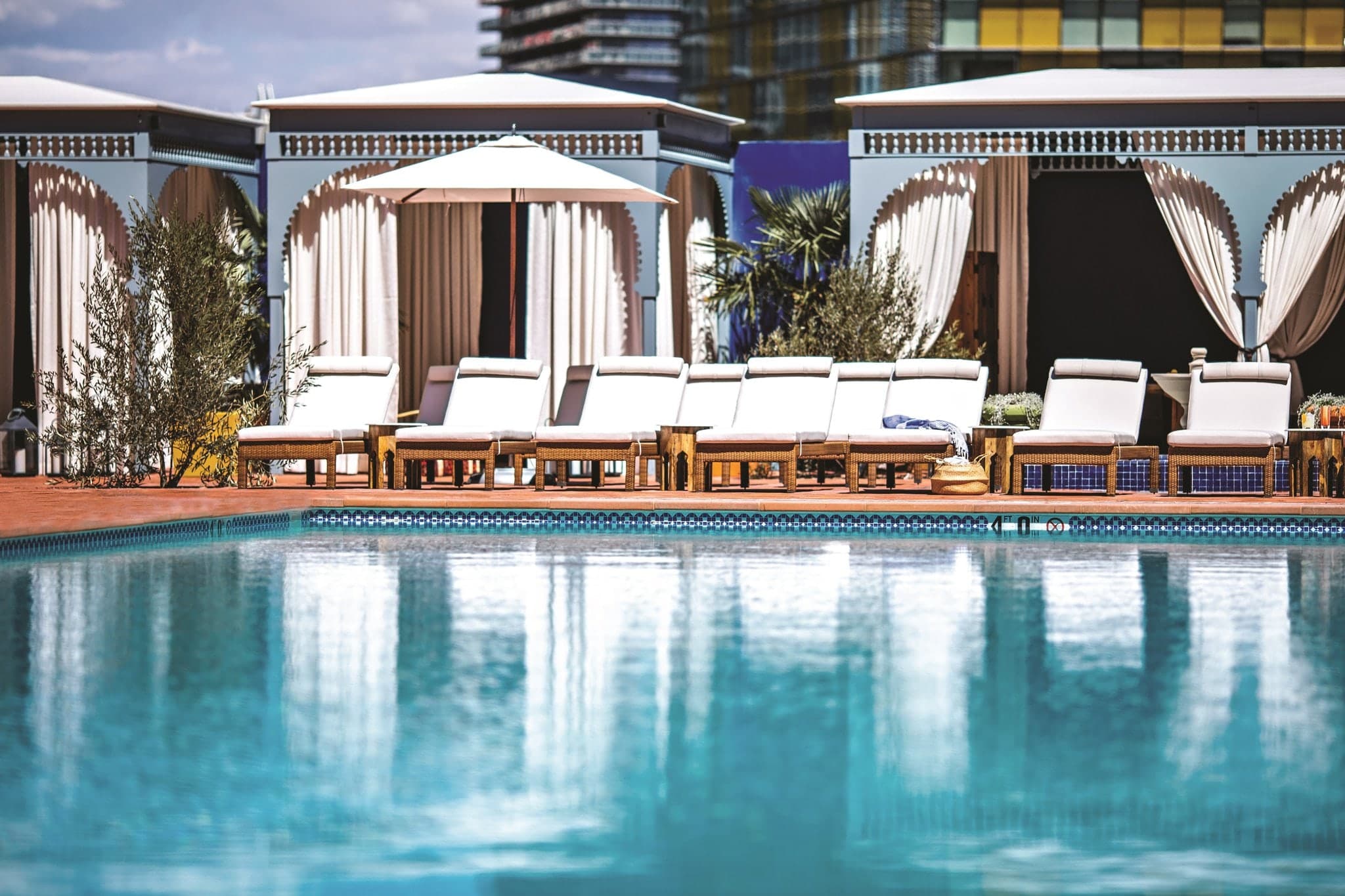 천장까지 닿는 책장과 어두운 벨벳 좌석이 특징인 The Reserve Las Vegas의 The Library 레스토랑.