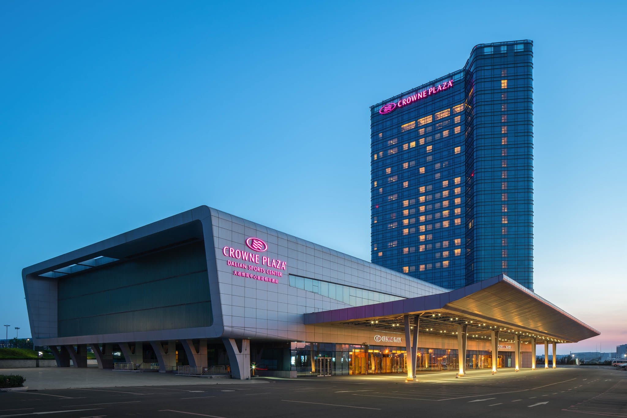大連のCrowne Plaza Sports Center外観、現代的な高層ホテルで万博会場や西安路へアクセス良好