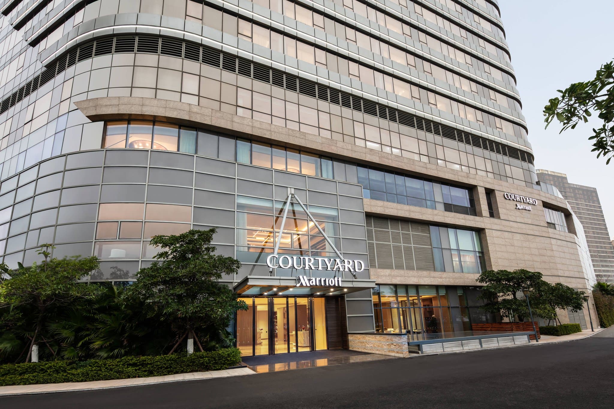 コートヤード厦門海滄の洗練された客室とモダンな外観