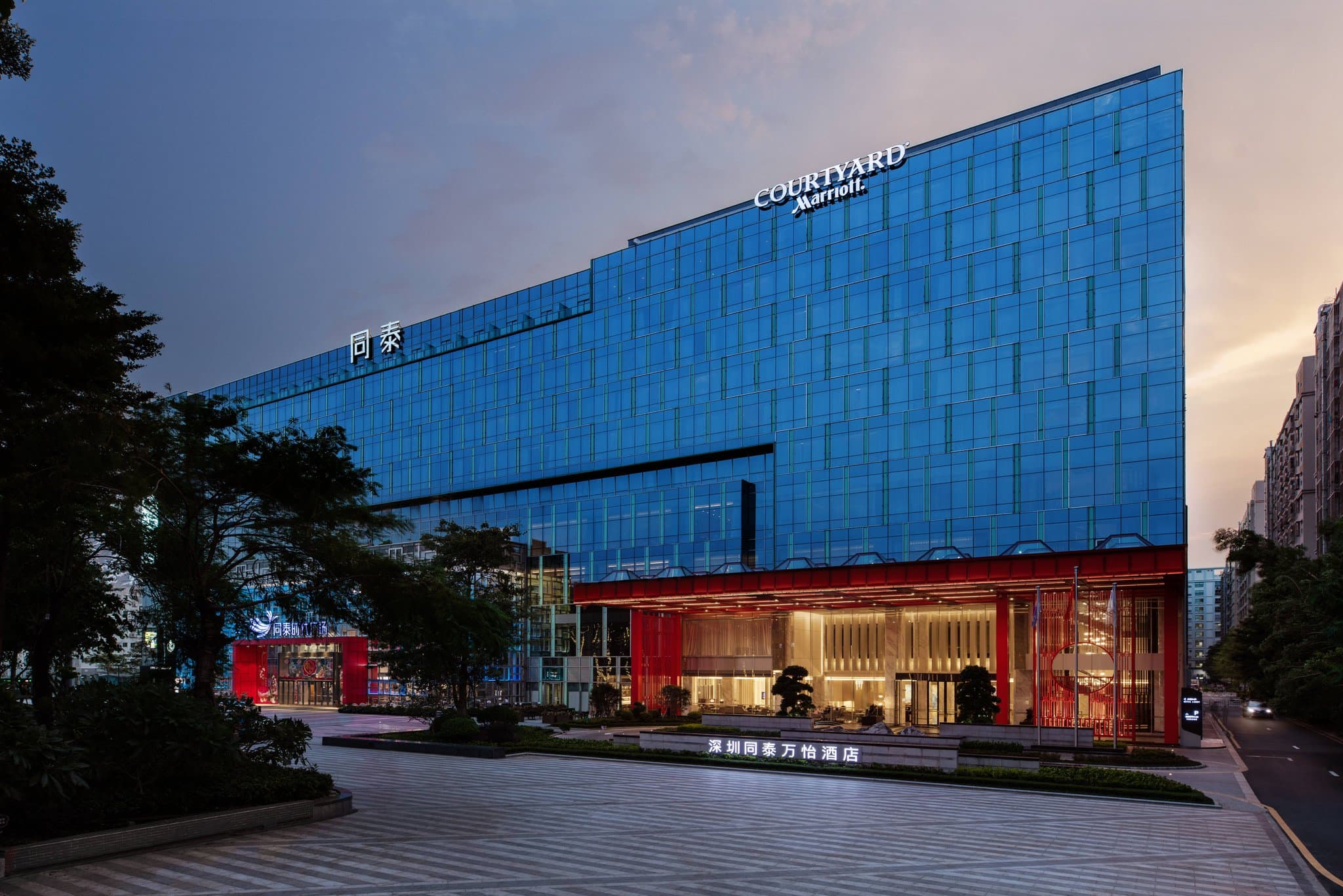 Spacious guest room at Courtyard Shenzhen Northwest Marriott near Bao'an Airport.