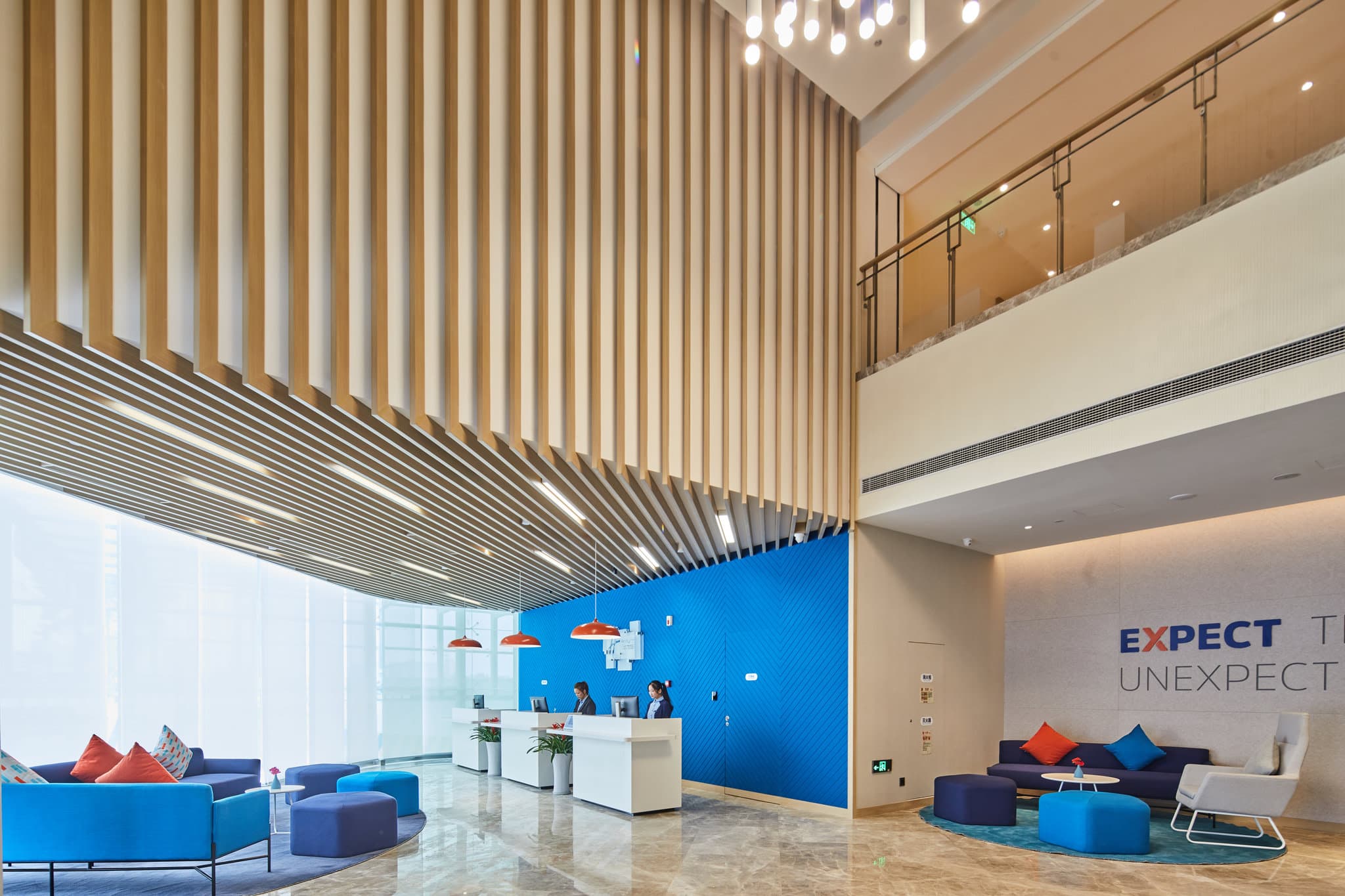 Holiday Inn Exp Jiuzhou in Hangzhou with modern facade, large rooms, and convenient access to Metro Line 1
