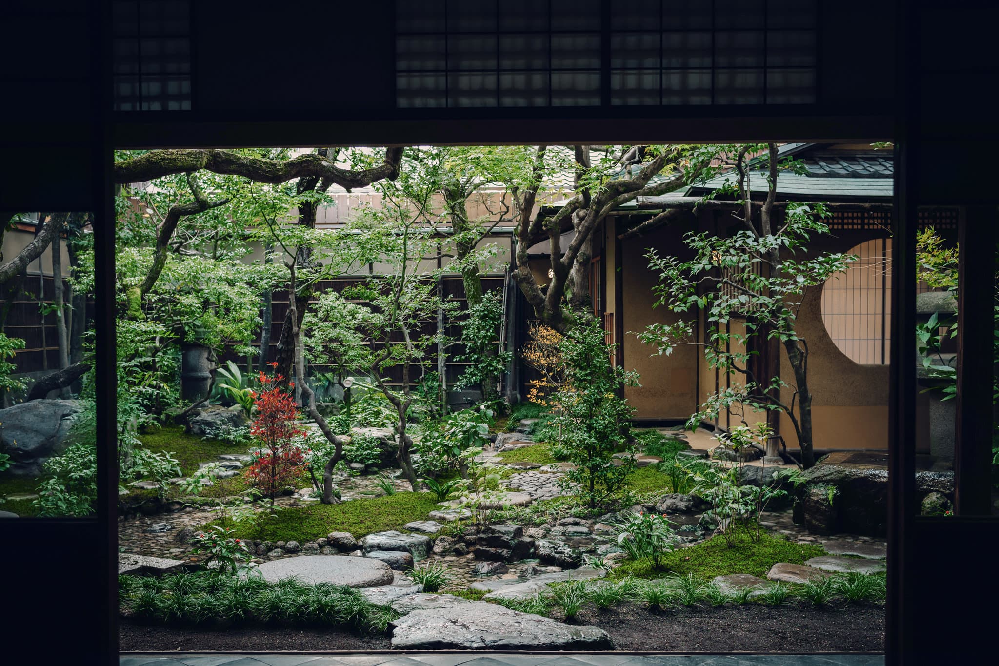 从Sowaka套房内部透过心形传统窗户向外望去,看到私人坪庭花园的景色。