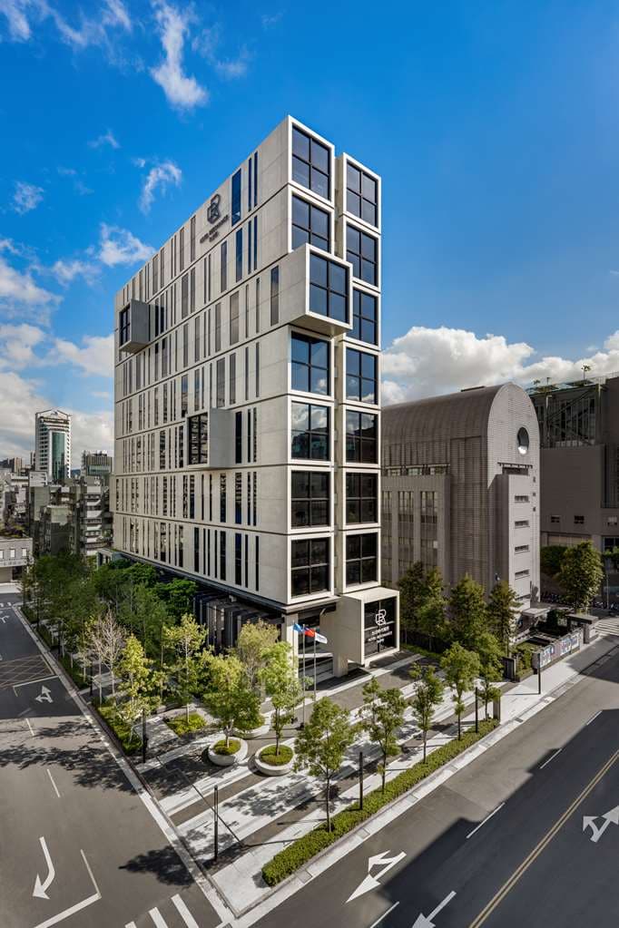 台北时代寓所外观,展示了姚仁喜设计的黑白胶卷格状立面。